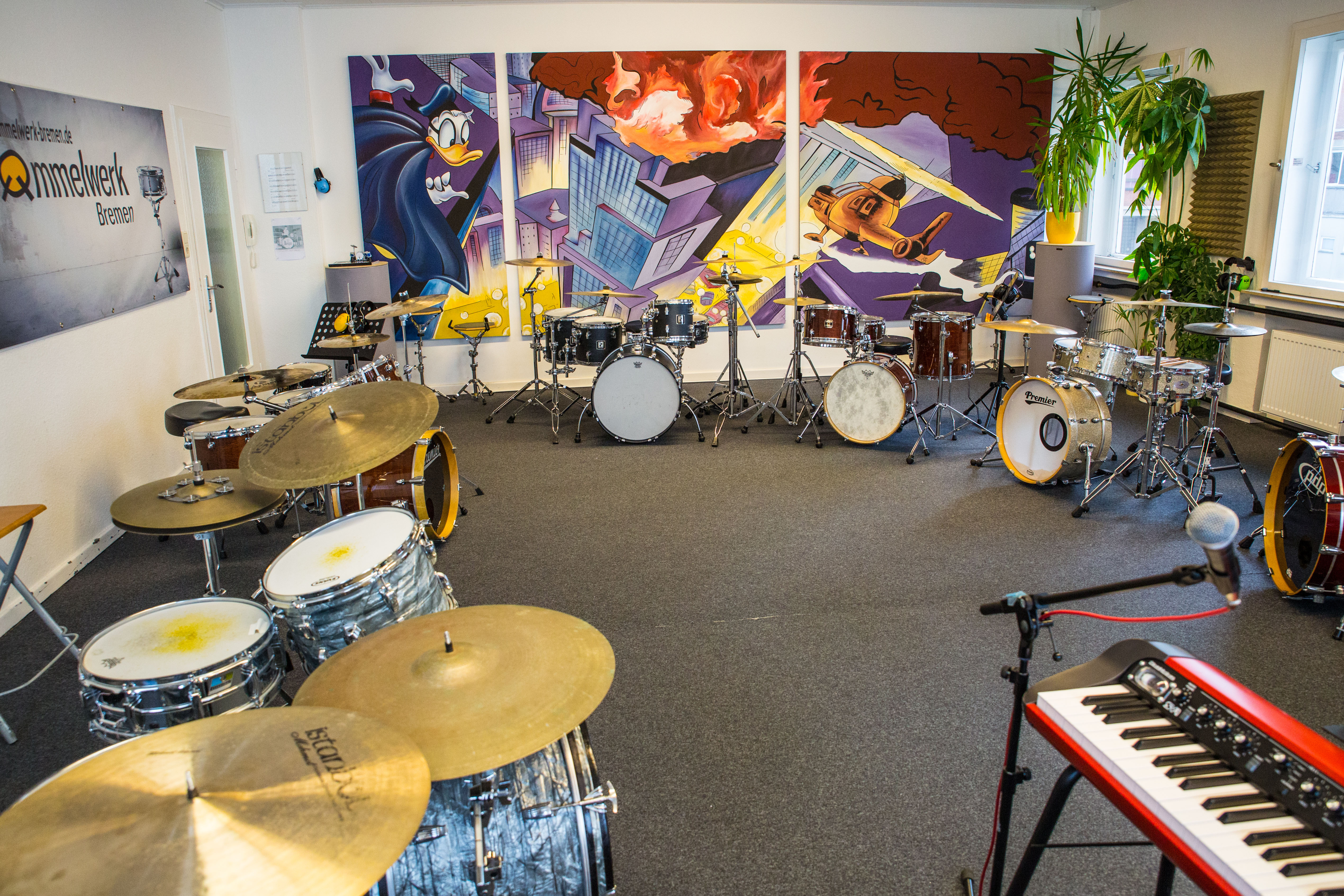 Raum 1 mit vielen Schlagzeug-Sets
